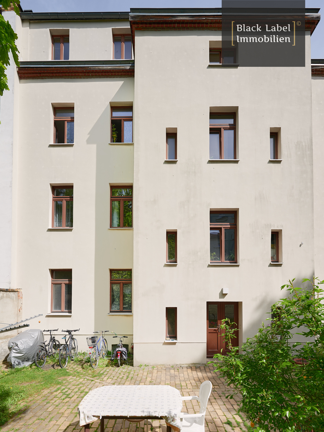 Grüne Oase im Südwesten: Erdgeschosswohnung mit 2 Zimmern und Terrasse in Leipzig Südwest - Hofseite