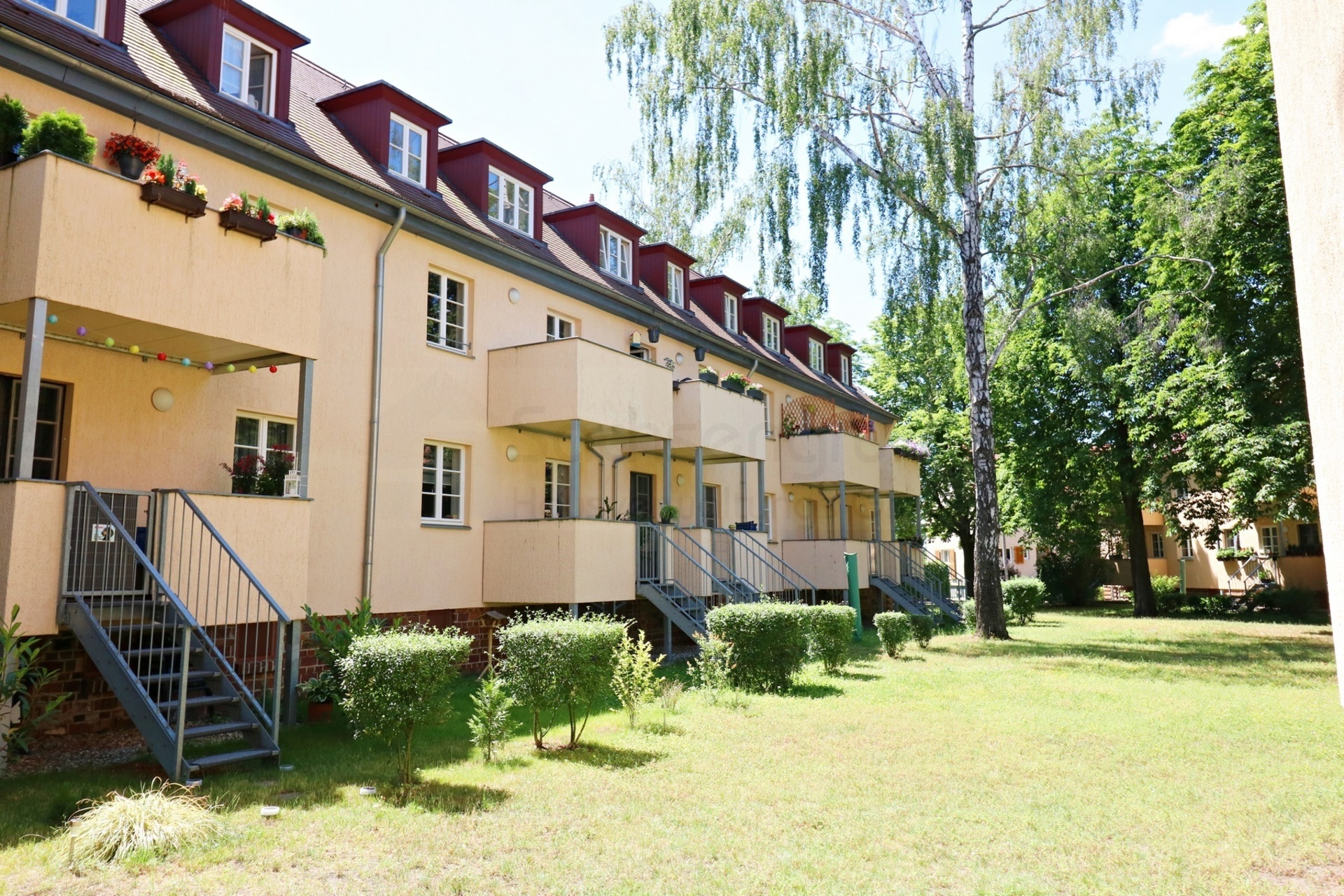Wohnen auf zwei Ebenen: Maisonette mit 2 Bädern, Balkon & idyllische Grünflächen in Leipzig-Dölitz, 04279 Leipzig, Maisonettewohnung